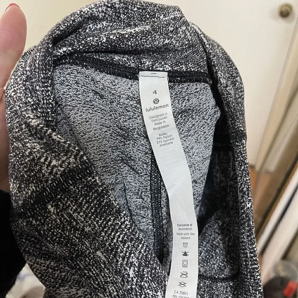 LULULEMON cropped black white workout yoga leggings size 4